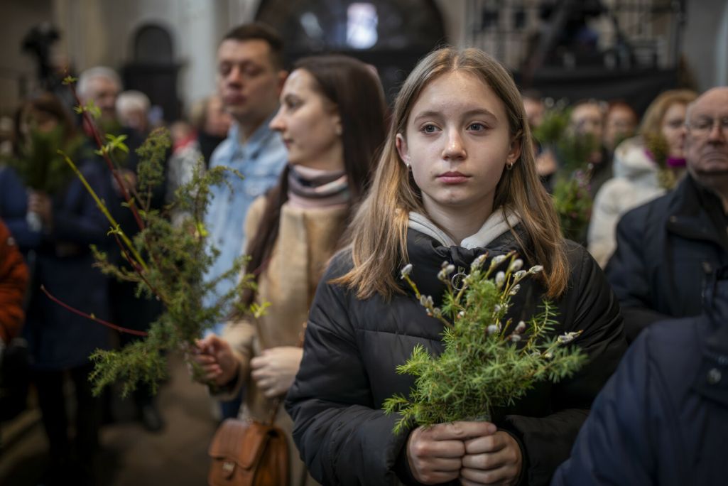Здымак мае ілюстрацыйны характар. Літоўскія вернікі трымаюць ядловец падчас імшы ў Вербную нядзелю ў рымска-каталіцкім касцёле Святога Францішка Асізскага ў Вільні, Літва. 24 сакавіка 2024 года. (Фота: Mindaugas Kulbis / AP Photo / East News)