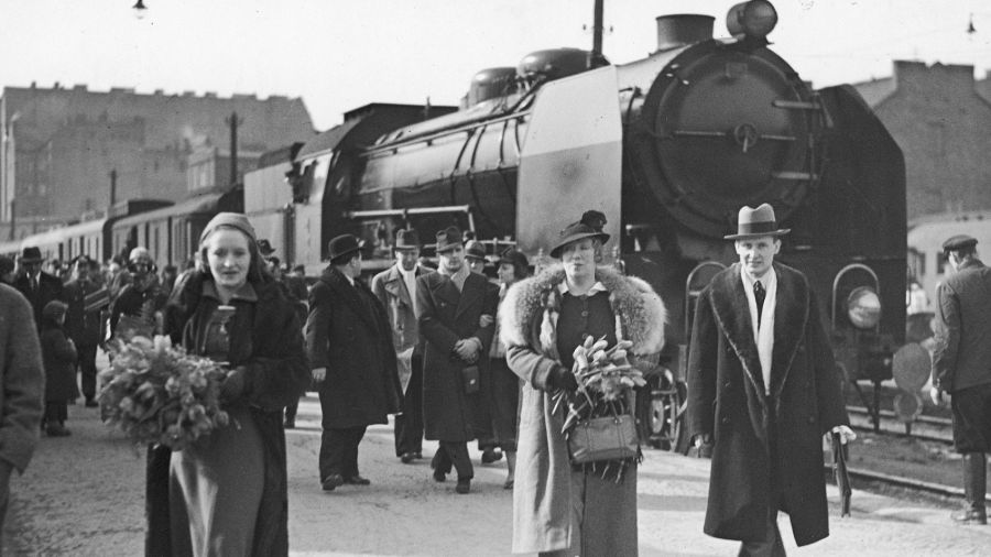 Pt 31 na dworcu Warszawa Główna w 1936 roku. Powitanie espołu teatru Komedii Francuskiej, przed parowozem m.in. Marcella Gabarre (1. z lewej) i Jane Faber (2. z lewej). Fot. NAC/IKC, sygn. 1-K-12430-2