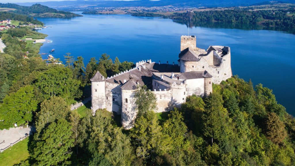 Na zdjęciu zamek w Niedzicy (fot. Nahlik/ Shutterstock)