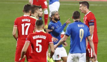 Czy Robert Lewandowski powinien zobaczyć za swoje zagranie czerwoną kartkę? (fot. Getty)