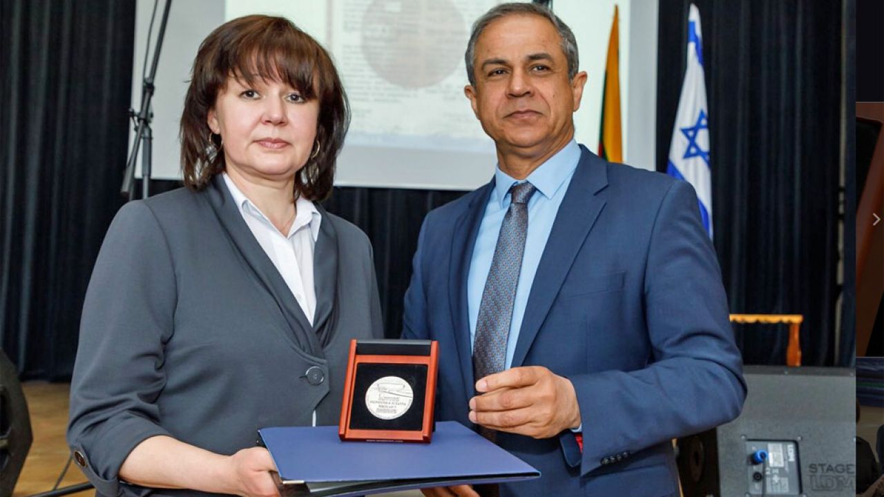 Medal odebrała Lucyna Jevaltiens, wnuczka Sprawiedliwych (fot. TT/Kurier Wileński MAGAZYN)