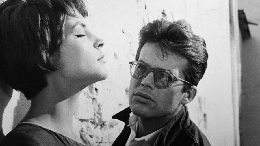W tygodniku „Film” znajdowała się stała rubryka „Dziewięciu gniewnych ludzi”, w której filmy oceniali (w skali 1-6) czołowi polscy krytycy. „Do widzenia, do jutra” Janusza Morgensterna otrzymywał oceny 3-4, nikt nie dał więcej niż 4, ale też nikt mniej niż 3. Ale wbrew ocenie krytyków, był powszechnie lubiany przez widzów. Kadr z filmu: Zbigniew Cybulski i Teresa Tuszyńska. Fot. arch. TVP