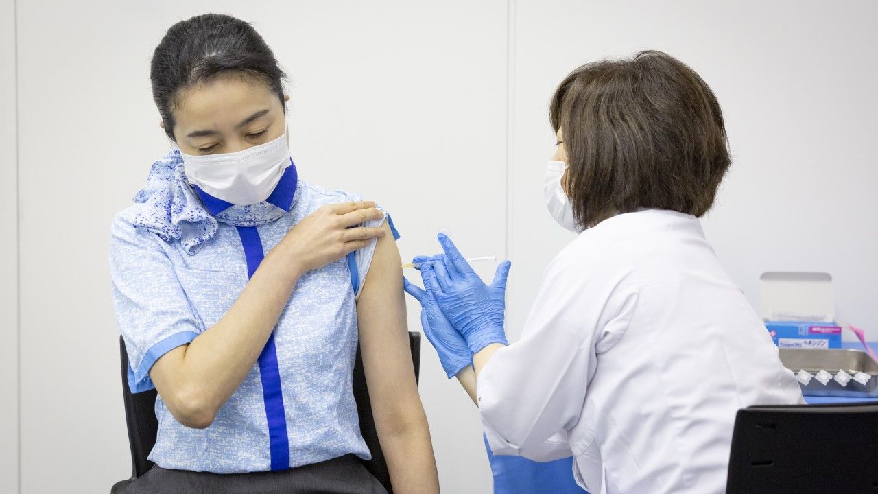 Kilka ośrodków szczepień poinformowało, że ampułki ze szczepionką są zanieczyszczone (fot. Yuichi Yamazaki/Getty Images)