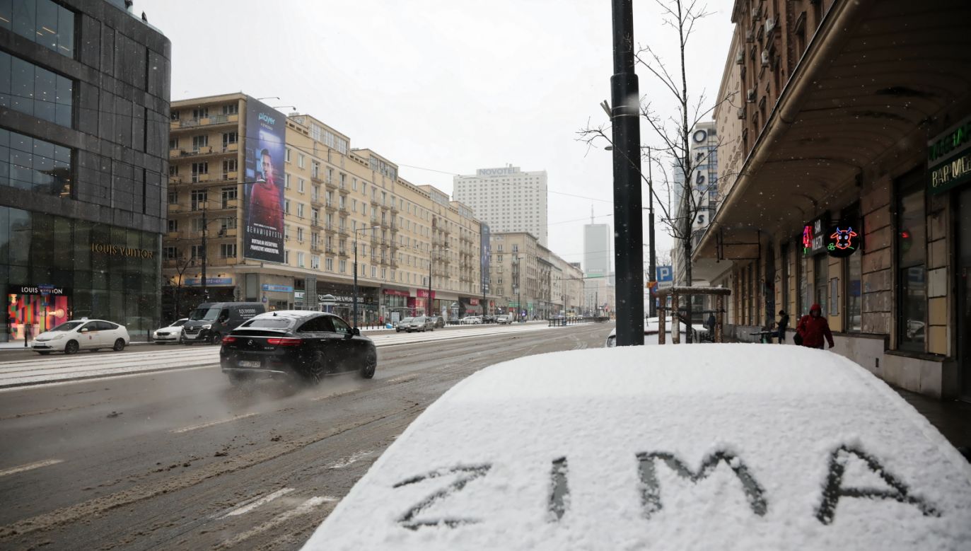 Ulice Warszawy po opadach śniegu (fot. PAP/Wojciech Olkuśnik)