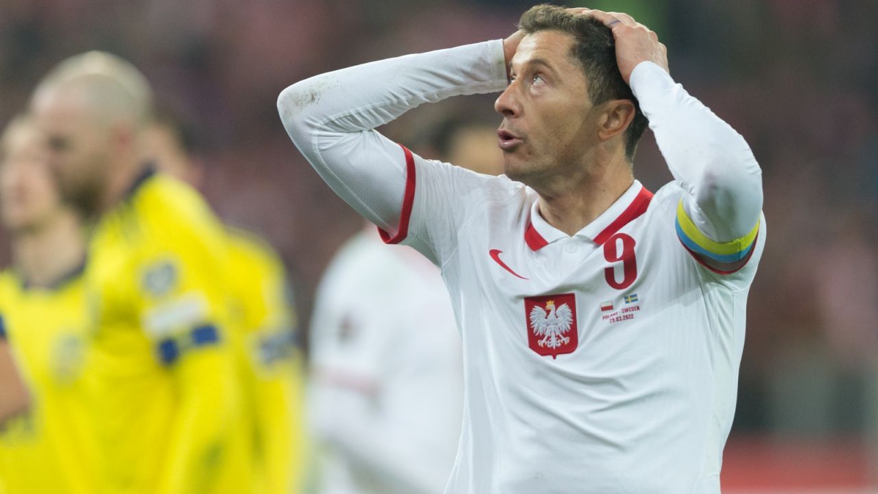 Robert Lewandowski czeka na losowanie fazy grupowej MŚ (fot. Getty).