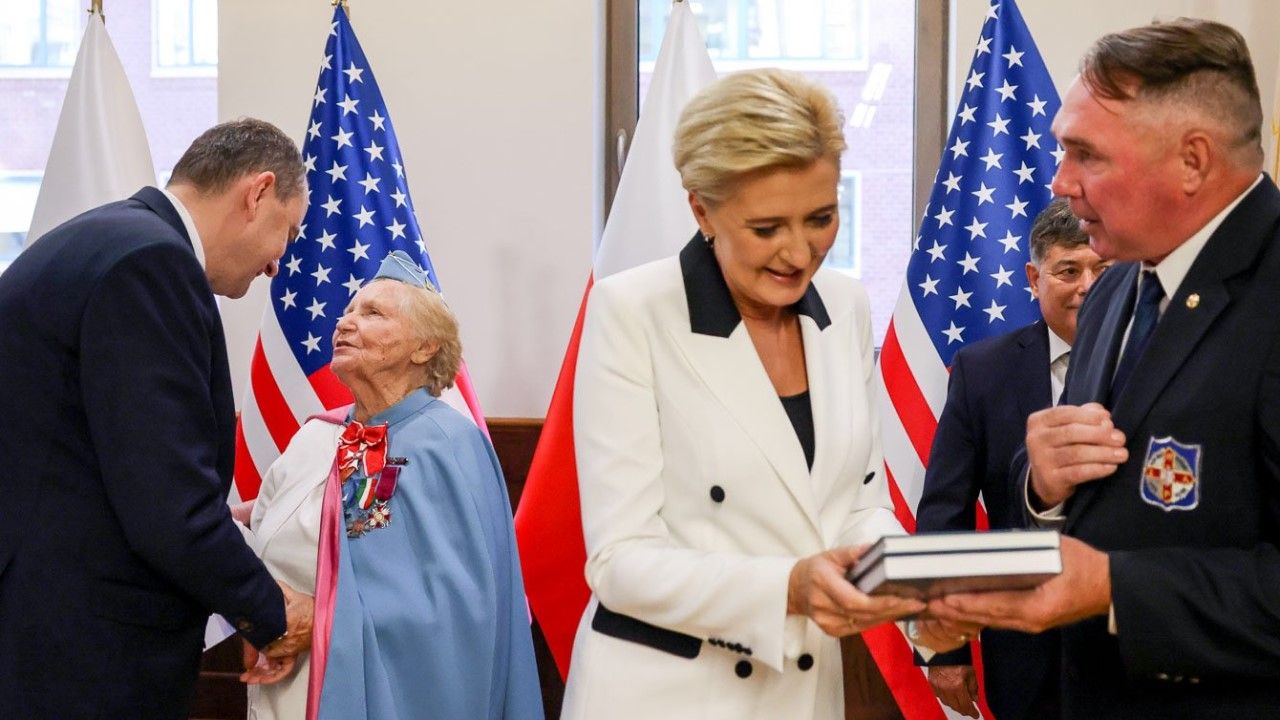 Para prezydencka odwiedział nowojorską siedzibę SWAP, Dom Żołnierza, w 100. rocznicę jej powstania (fot: @prezydentpl / Twitter) Para prezydencka odwiedział nowojorską siedzibę SWAP, Dom Żołnierza, w 100. rocznicę jej powstania (fot: @prezydentpl / Twitter)