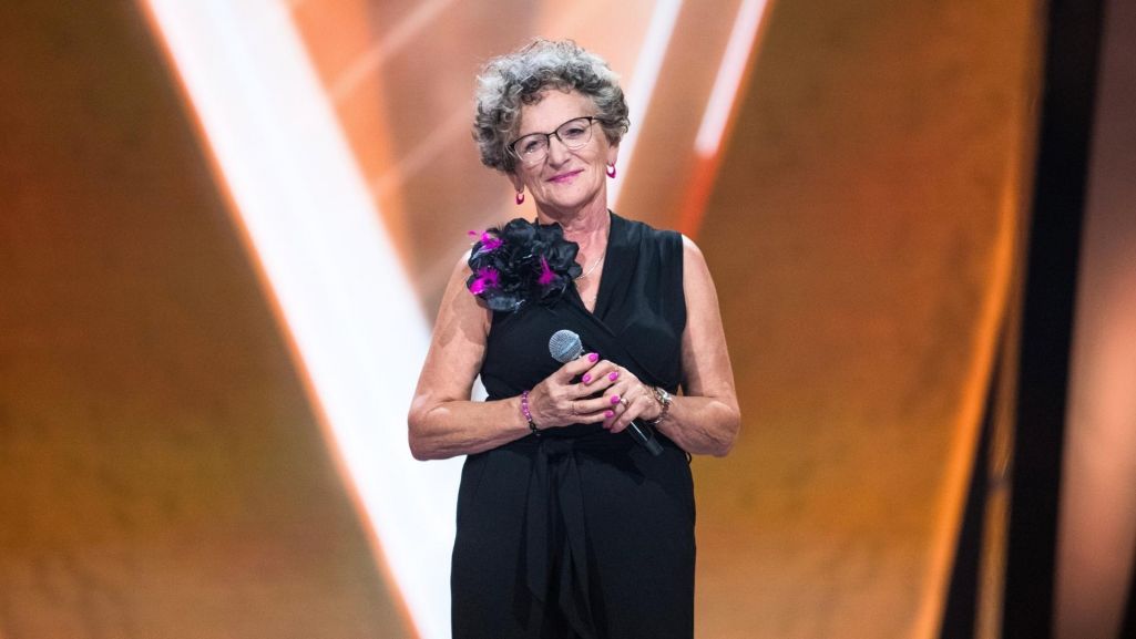 Elżbieta Nowak na scenie programu „The Voice Senior” wykonała utwór „Niech no tylko zakwitną jabłonie” Haliny Kunickiej. Fot. Waldemar Kompała/ TVP