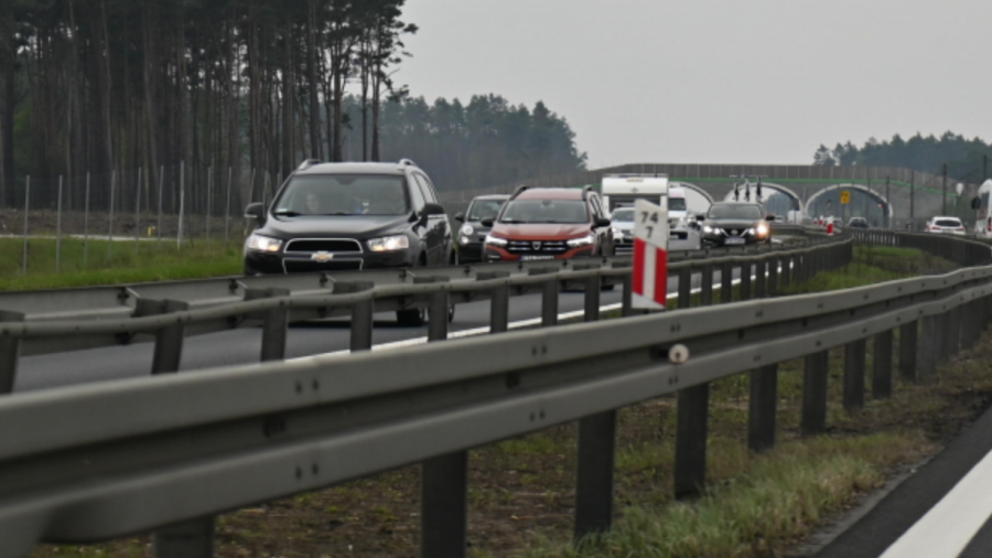 Słupca, wypadek na A2, zderzenie ciężarówki i auta, utrudnienia, korki (fot. zdj. ilustr., PAP/Marcin Bielecki)