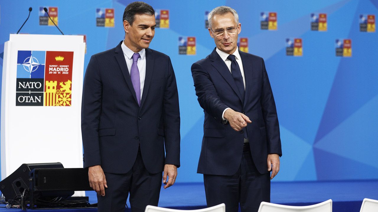 Pedro Sanchez i Jens Stoltenberg (fot. PAP/EPA/R.JIMENEZ) Pedro Sanchez i Jens Stoltenberg (fot. PAP/EPA/R.JIMENEZ)