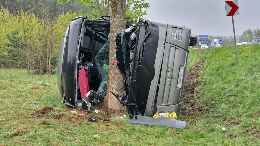 Беларускі аўтобус, які перавярнуўся на польскай трасе 24 красавіка. (Фота: tvn24.pl)