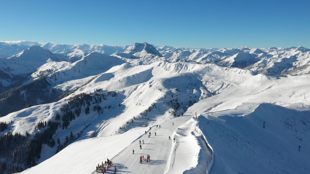 Takie obrazki czekają na turystów, który wybiorą się do Kitzbuhel (fot. lightsandsquares/Shutterstock)