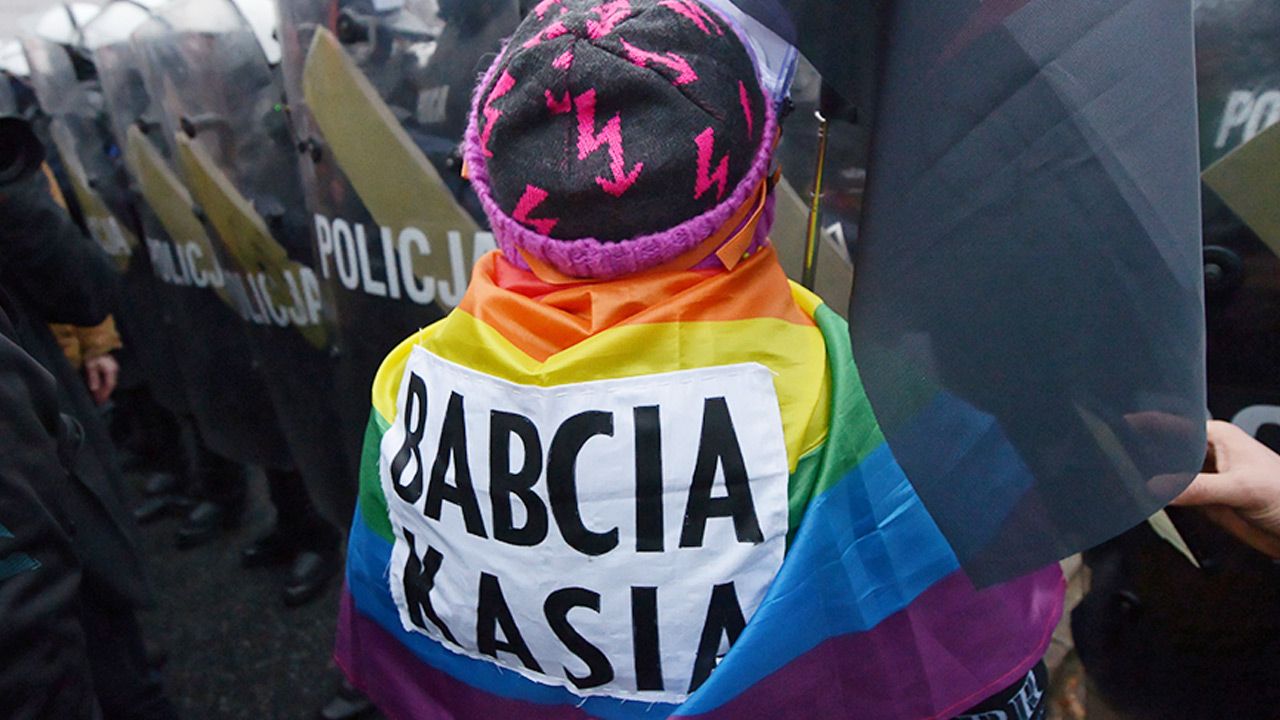 Babcia Kasia podczas jednego z antyrządowych protestów (fot. PAP/Marcin Obara)