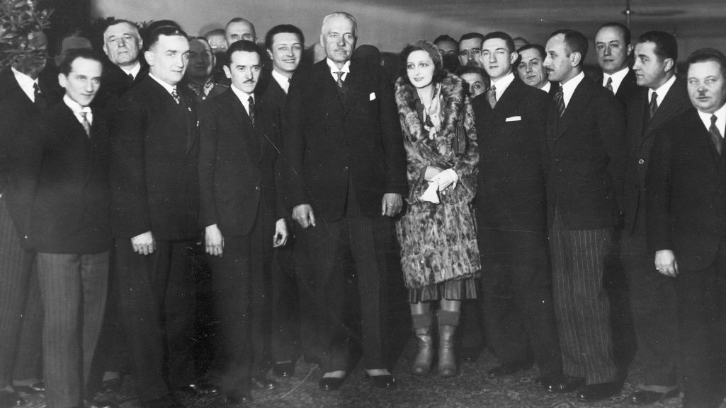 Henryk Wars (6. z lewej w pierwszym rzędzie) w towarzystwie prezydenta RP Ignacego Mościckiego oraz aktorów i ekipy filmowej. Fot. NAC