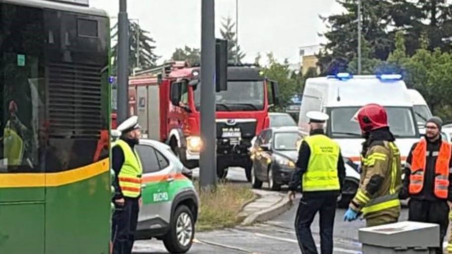Poznań - ul. Grunwaldzka - zderzenie tramwaju z autobusem (fot. Poznań moment)