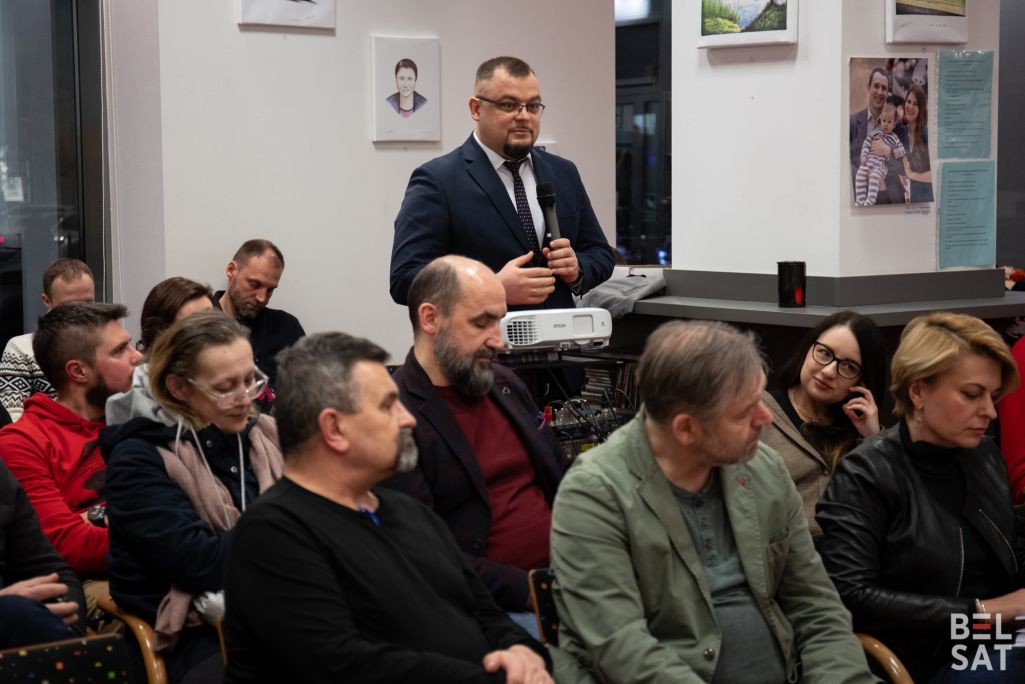Журналіст «Белсату» Яраслаў Сцешык задае пытанне спікерам на прэзентацыі кнігі Уладзіміра Мацкевіча «Уводзіны ў філасофію» у прасторы «Witryna Domu Wschodniego». (Фота: Белсат)