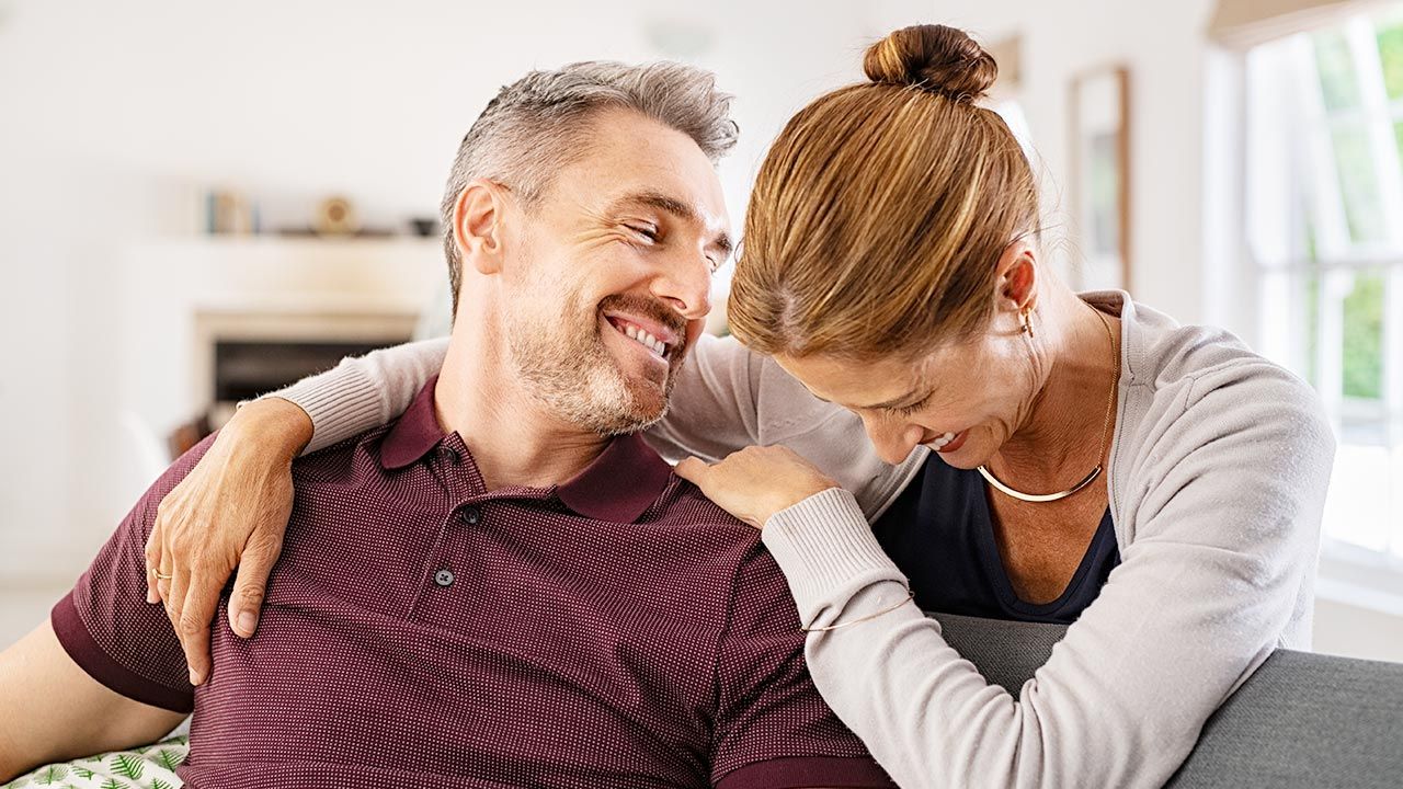 Mężczyźni są szczęśliwsi w związkach, gdy mają poczucie, że są dowcipniejsi od partnerek (fot. Shutterstock)