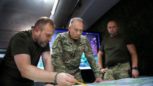 Галоўнакамандуючы Збройных сілаў Украіны генерал Аляксандр Сырскі (у цэнтры) разглядае мапу баявых дзеянняў на Данбасе