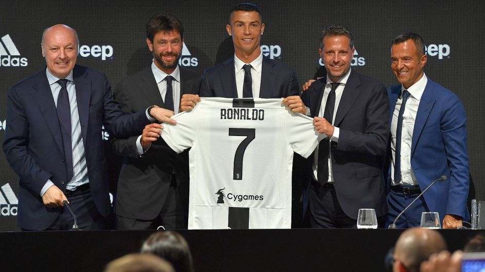 Tak Juventus ogłaszał transfer Ronaldo. Od lewej: Marotta, Agnelli, CR7, Fabio Paratici i Jorge Mendes (fot. Getty)