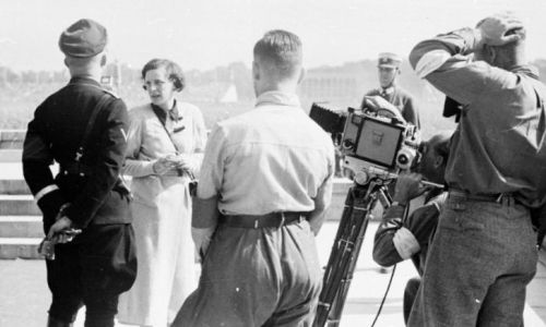 Лені Ріфеншталь з Генріхом Гіммлером у Нюрнберзі під час зйомок фільму «Тріумф волі» (1934). Фото Bundesarchiv, Bild 152-42-31 / CC-BY-SA 3.0, CC BY-SA 3.0 de, Wikimedia