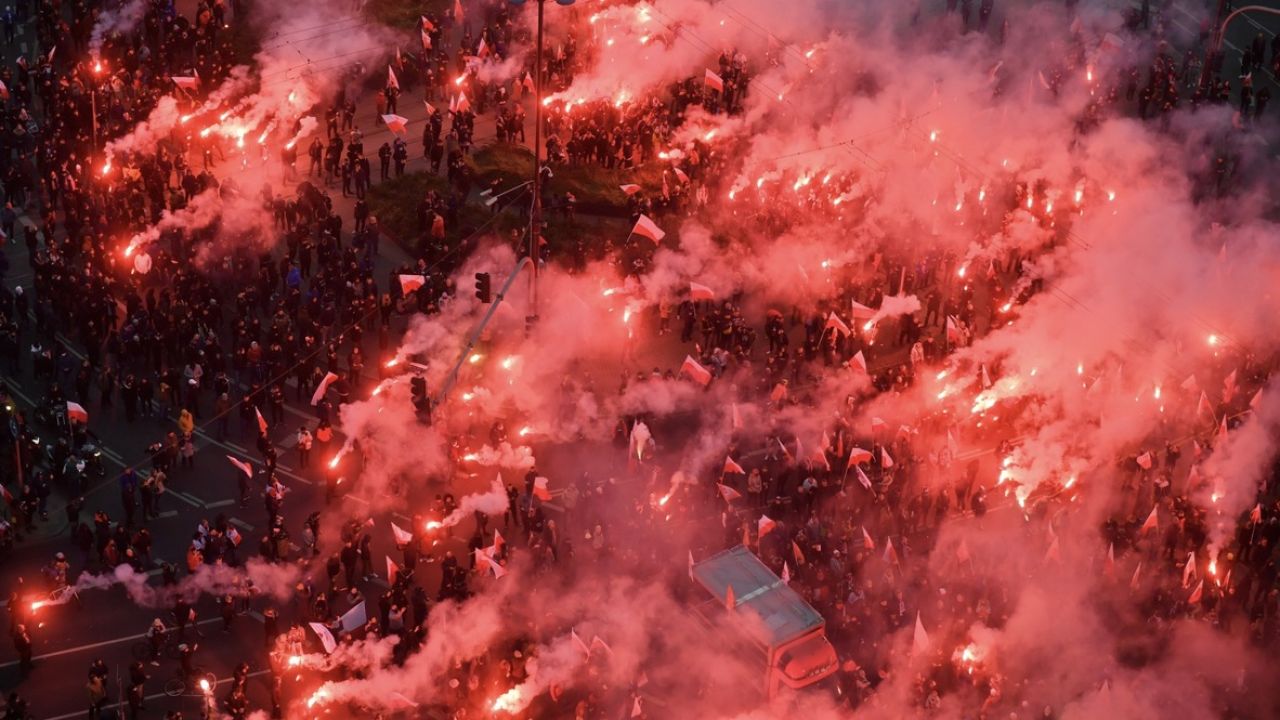 Rzecznik KSP potwierdził, że funkcjonariusze w indywidualnych przypadkach używali broni gładkolufowej. (fot. PAP/Radek Pietruszka, zdjęcie ilustracyjne) Rzecznik KSP potwierdził, że funkcjonariusze w indywidualnych przypadkach używali broni gładkolufowej. (fot. PAP/Radek Pietruszka, zdjęcie ilustracyjne)