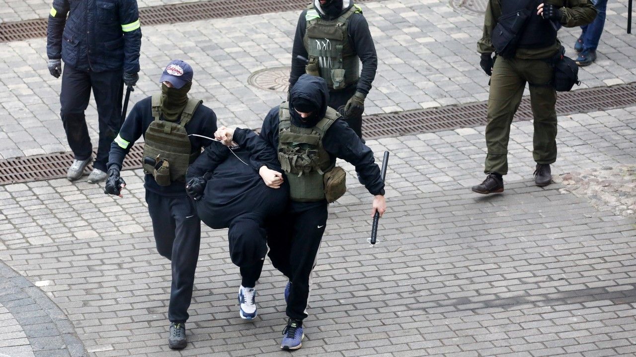 Ponad 800 osób zostało zatrzymanych w niedzielę na Białorusi podczas protestów (fot. PAP/EPA/STR) Ponad 800 osób zostało zatrzymanych w niedzielę na Białorusi podczas protestów (fot. PAP/EPA/STR)