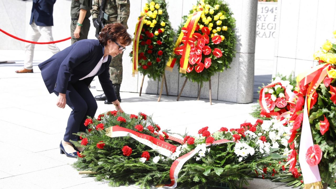 Elżbieta Witek wraz z prezydium Sejmu złożyła w sobotę wieniec przed Pomnikiem Armii Krajowej i Polskiego Państwa Podziemnego przed Sejmem (fot. PAP/Rafał Guz) Elżbieta Witek wraz z prezydium Sejmu złożyła w sobotę wieniec przed Pomnikiem Armii Krajowej i Polskiego Państwa Podziemnego przed Sejmem (fot. PAP/Rafał Guz)