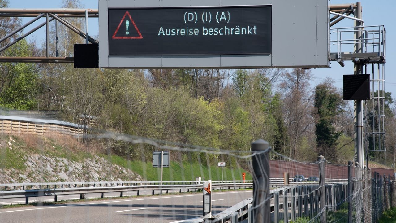 Władze Austrii zastrzegają sobie prawo do ponownego wprowadzenia ograniczeń wjazdowych (fot. RoMiEg / Shutterstock.com)