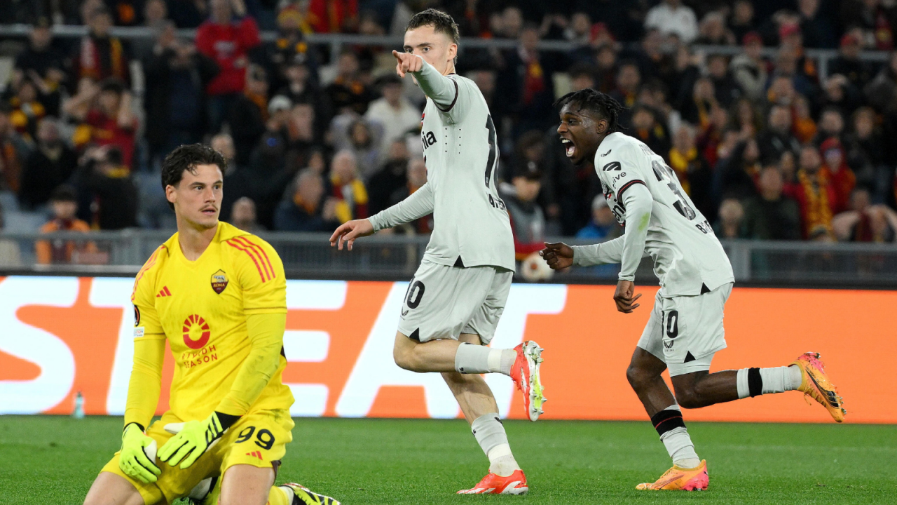 Florian Wirtz fetuje bramkę na 1:0 dla Bayeru (fot. PAP)