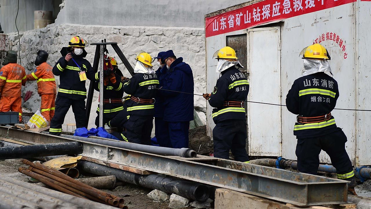 Ratownicy starają się dotrzeć do uwięzionych górników (fot. Yang Bing/China News Service via Getty Images) Ratownicy starają się dotrzeć do uwięzionych górników (fot. Yang Bing/China News Service via Getty Images)