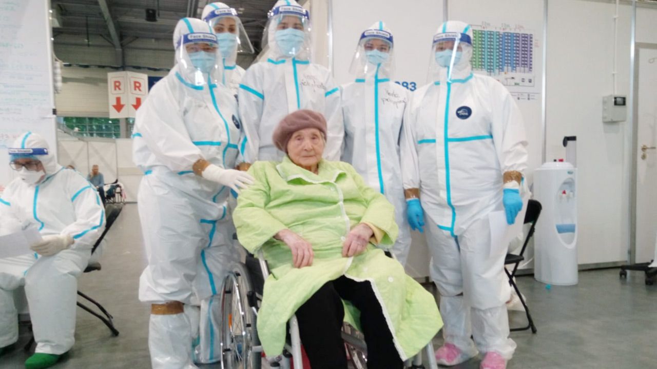 To najstarsza wyleczona pacjentka szpitala (fot. Facebook/Szpital Kliniczny Przemienienia Pańskiego) To najstarsza wyleczona pacjentka szpitala (fot. Facebook/Szpital Kliniczny Przemienienia Pańskiego)
