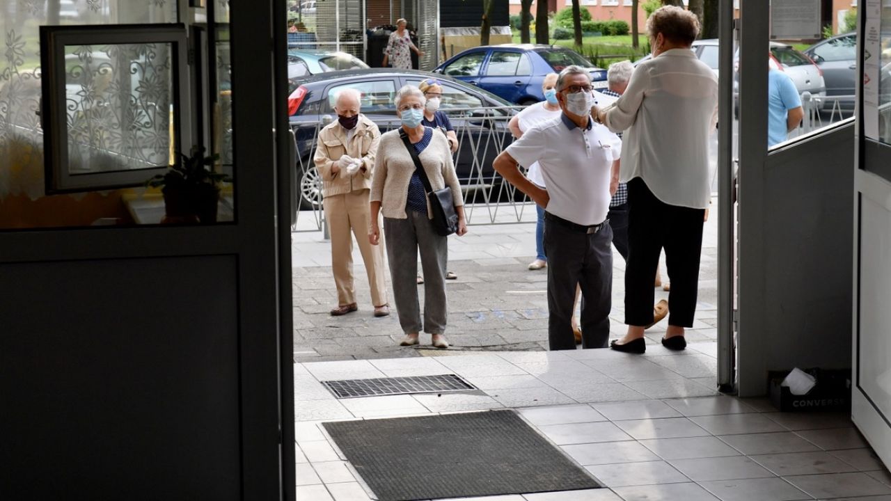 Kolejka wyborców, oczekujących na otwarcie jednego z lokali wyborczych w Szczecinie (fot. PAP/Marcin Bielecki) Kolejka wyborców, oczekujących na otwarcie jednego z lokali wyborczych w Szczecinie (fot. PAP/Marcin Bielecki)