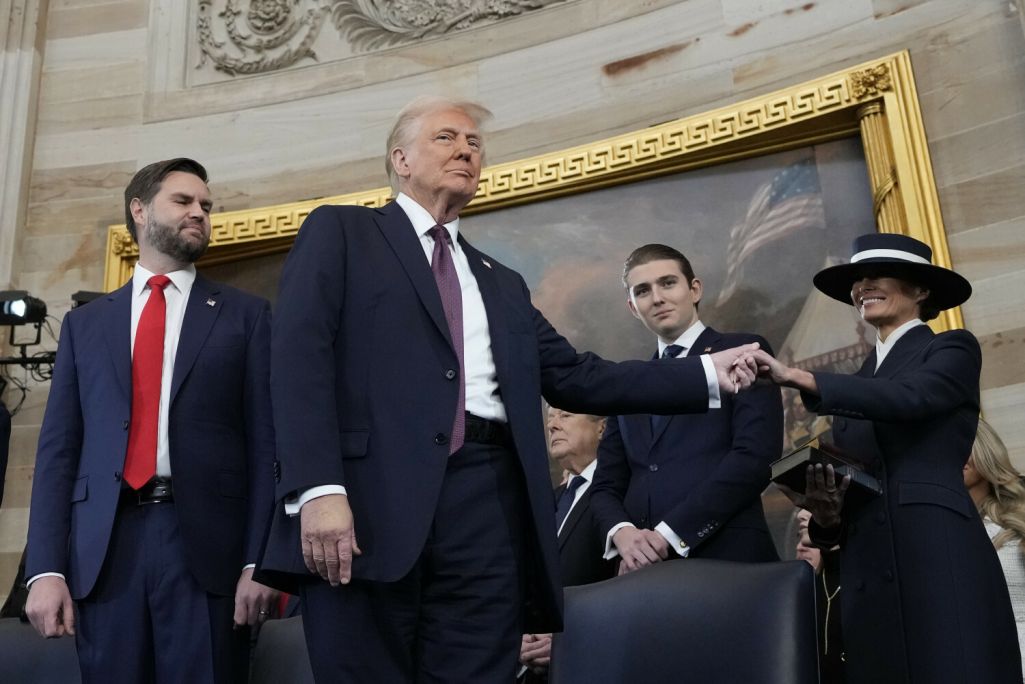 Прэзідэнт Доналд Трамп трымае руку жонкі Мэланіі Трамп побач з сынам Бэранам Трампам (у цэнтры) і віцэ-прэзідэнтам Джэй Ды Вэнсам (злева) падчас 60-й інаўгурацыі прэзідэнта ЗША. 20 студзеня 2025 года. Фота: Morry Gash, Pool / AP Photo / East News