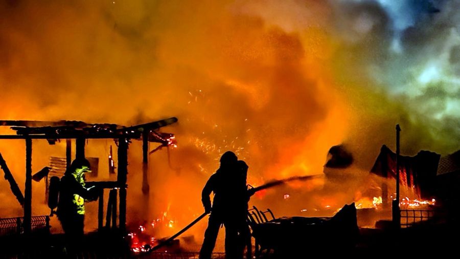 Pożar strawił drewniane domki w Chełmie Śląskim. Fot. 112tychy.pl