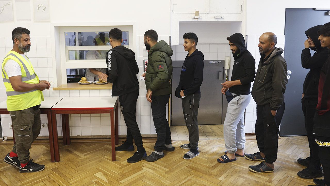 Szokujące praktyki w Niemczech. „Konfiskują prywatne mieszkania dla migrantów” | TVP INFO