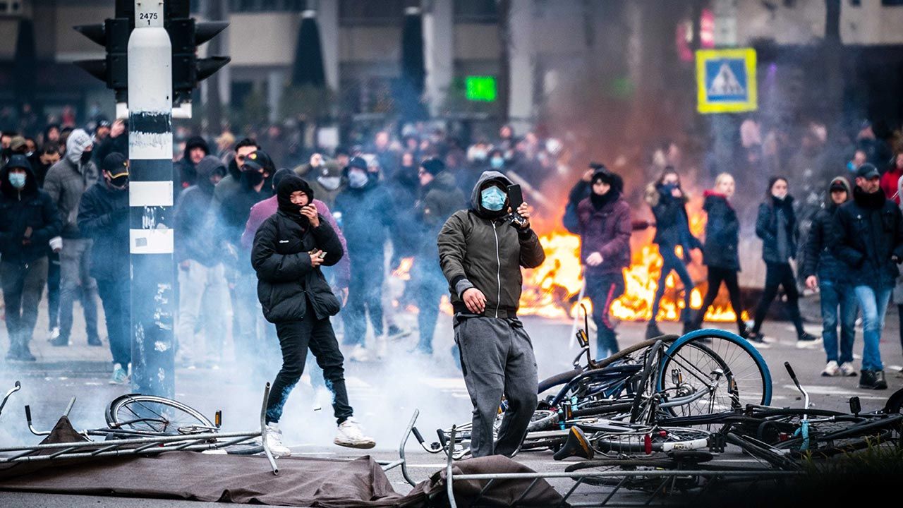 „Takiej przemocy nie widzieliśmy od 40 lat” (fot. PAP/EPA/ROB ENGELAAR) „Takiej przemocy nie widzieliśmy od 40 lat” (fot. PAP/EPA/ROB ENGELAAR)