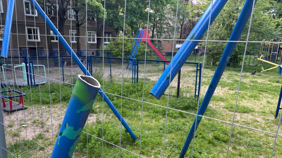 Poznań, właściciele ogrodzili plac zabaw na Winogradach, zdewastowali huśtawki (fot. nadesłane)