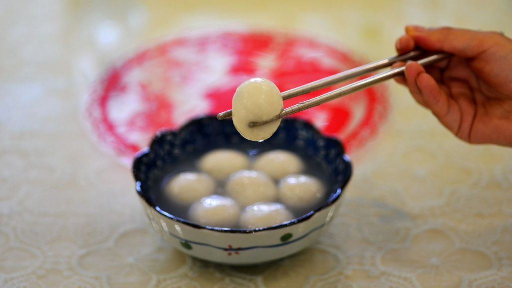 Yuanxiao to kulka ryżowa, przysmak przyrządzany na obchody Święta Latarni. Fot. Costfoto/Future Publishing/Getty Images