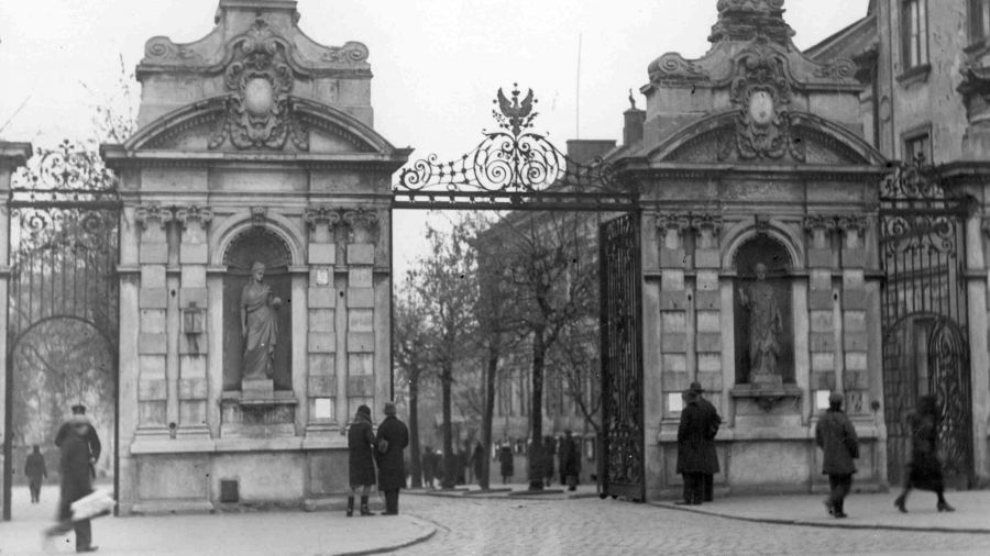 Uniwersytet Warszawski przy Krakowskim Przedmieściu 26/28. Zdjęcie z roku 1931. Fot. NAC/IKC