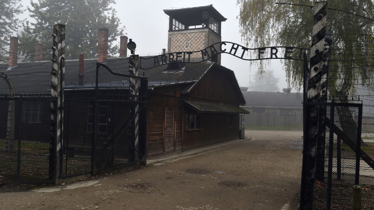 IPN chce opublikować pełną listę załogi obozu Auschwitz-Birkenau (fot. arch. PAP/ 	Jacek Bednarczyk)