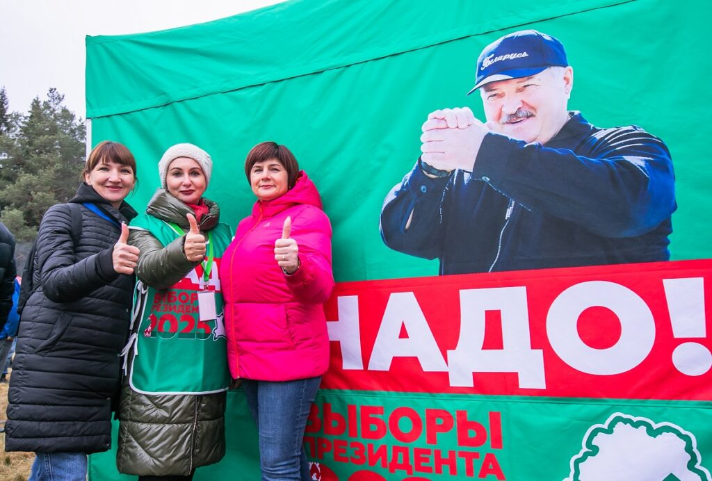 Збор подпісаў за вылучэнне на пост прэзідэнта краіны Аляксандра Лукашэнкі. Менск, Беларусь. 7 лістапада 2024 года. Фота: bank.1prof.by