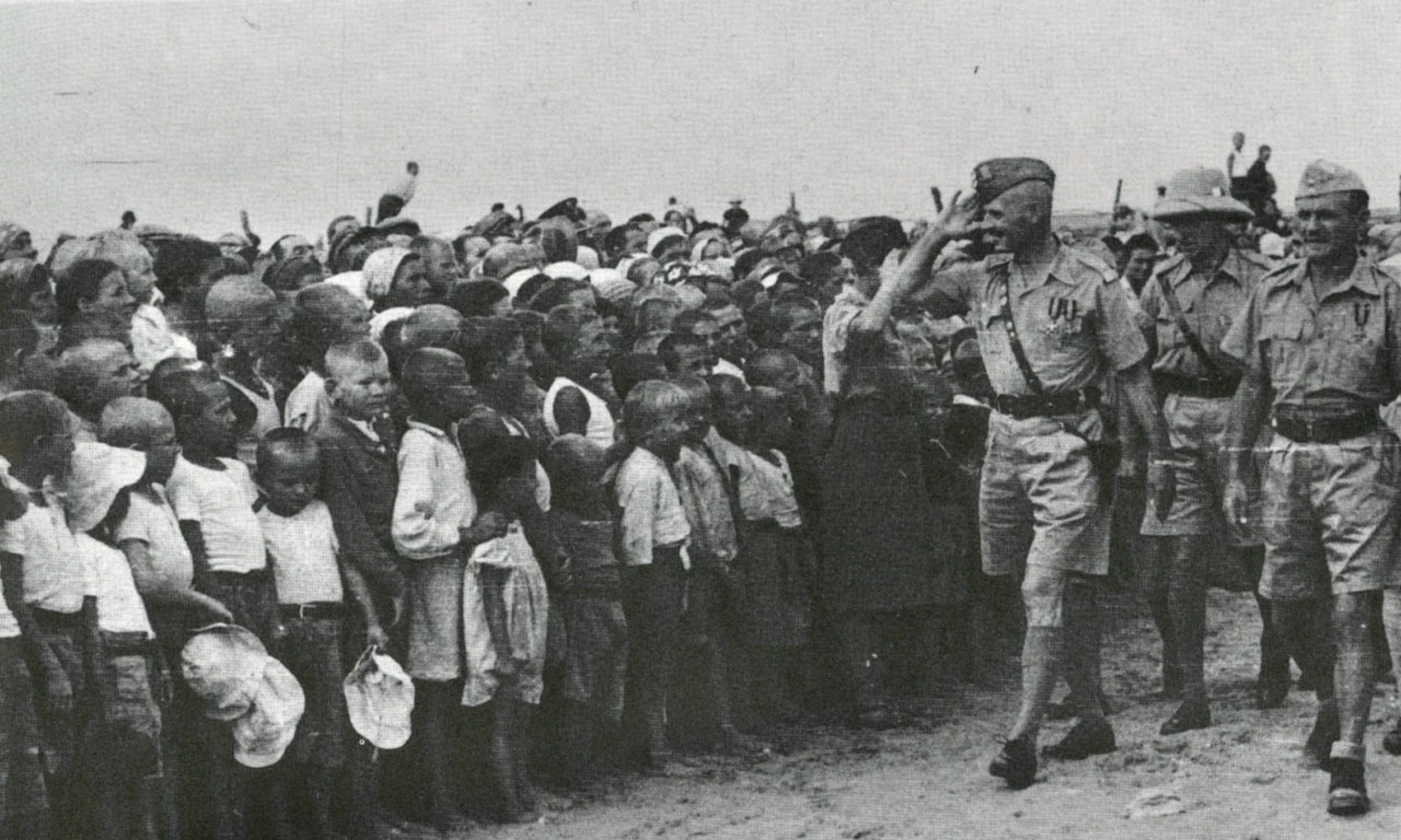 Polscy oficerowie z generałem Władysławem Andersem i polskie dzieci uratowane z ZSRR. Palestyna, 1942 r. Fot. Forum