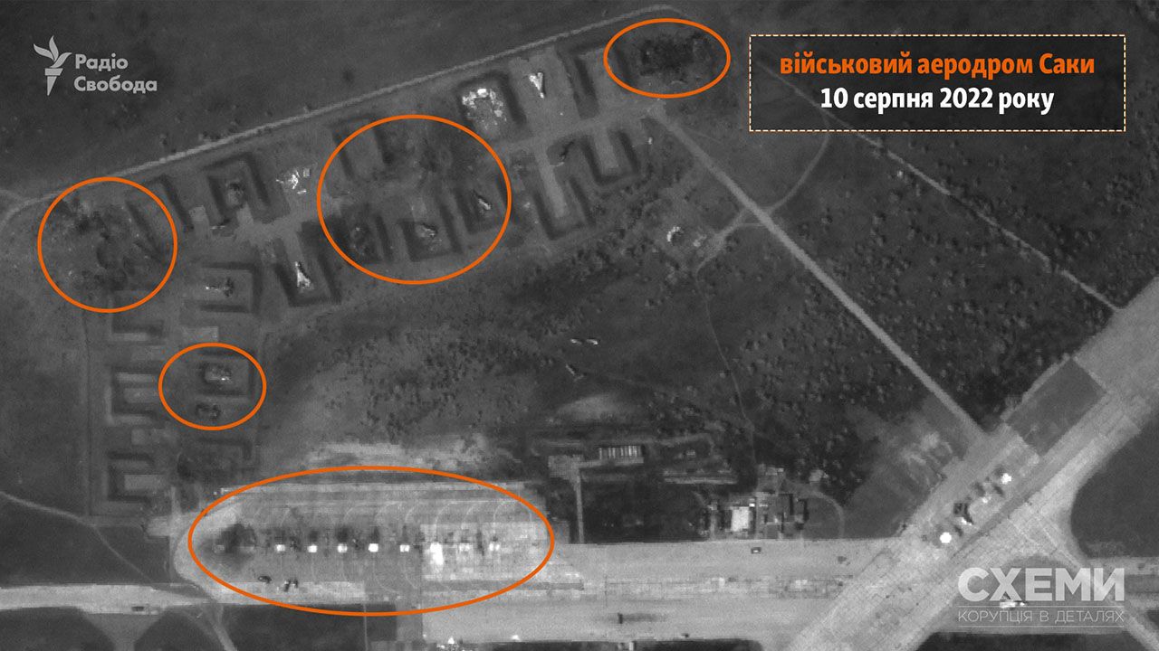 Zdjęcia satelitarne przed i po zniszczeniu lotniska (fot. Radio Svoboda)
