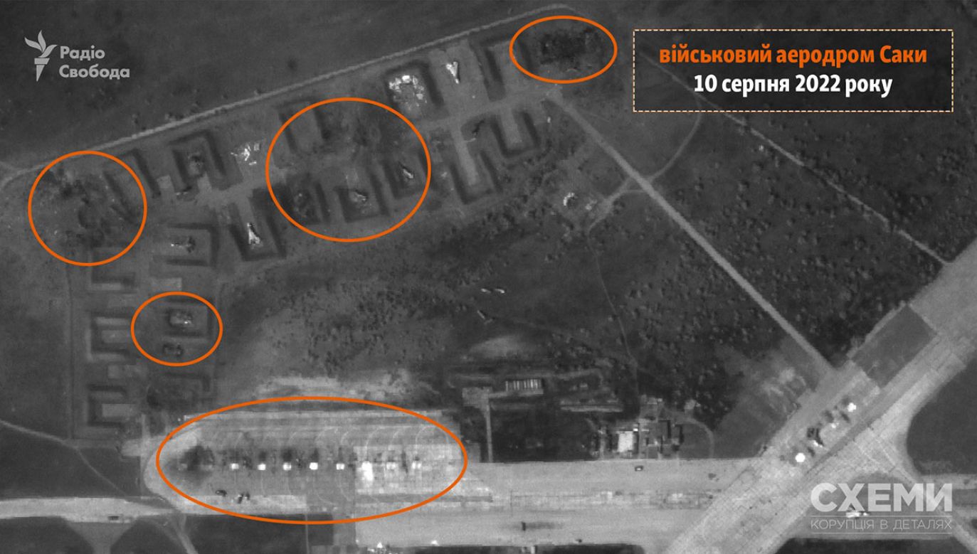 Zdjęcia satelitarne przed i po zniszczeniu lotniska (fot. Radio Svoboda)