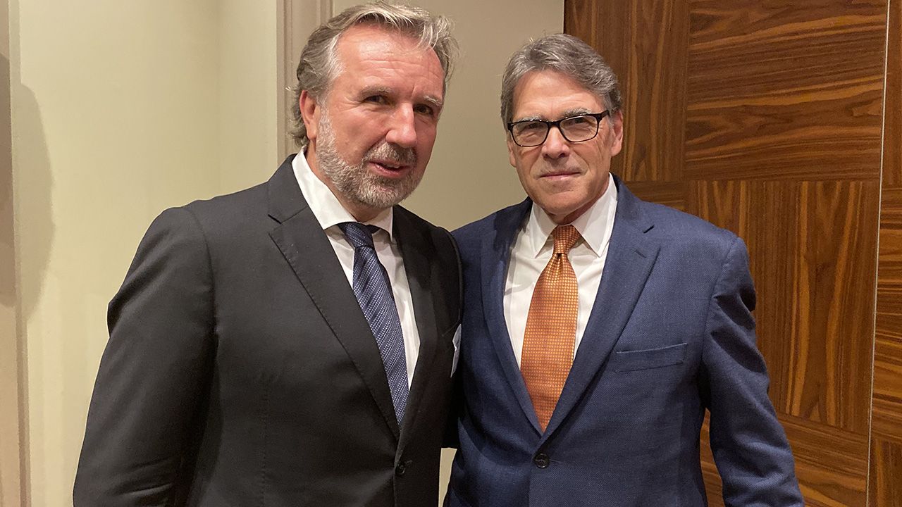Michał Sołowow rozmawiał w sprawie elektrowni z sekretarzem energii USA Rickiem Perrym (fot. Materiały prasowe) Michał Sołowow rozmawiał w sprawie elektrowni z sekretarzem energii USA Rickiem Perrym (fot. Materiały prasowe)
