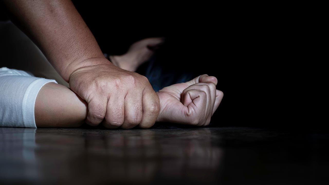 Wykorzystywał seksualnie pasierbicę (fot. Shutterstock/Doidam 10) Wykorzystywał seksualnie pasierbicę (fot. Shutterstock/Doidam 10)