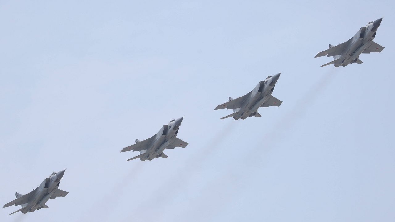 Rosyjskie MIG-31 uzbrojone w pocisk balistyczny Kindżał (fot. PAP, EPA/MAXIM SHIPENKOV) Rosyjskie MIG-31 uzbrojone w pocisk balistyczny Kindżał (fot. PAP, EPA/MAXIM SHIPENKOV)