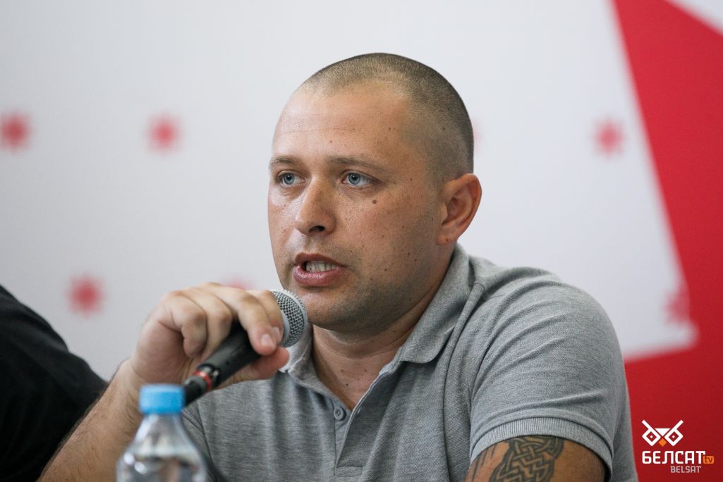 Валанцёр Станіслаў Глушкоў, які правёў больш за сто дзён у палоне самаабвешчанай «ДНР», расказвае журналістам пра свой досвед у зняволенні. Варшава, Польшча. 21 ліпеня 2022 года. (Фота: Таццяна Верамеева / Белсат)