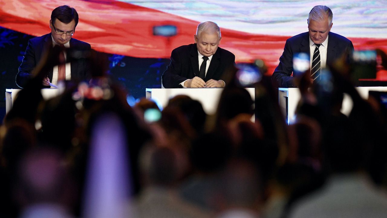 Zbigniew Ziobro, Jarosław Kaczyński i Jarosław Gowin (fot. arch.PAP/Bartłomiej Zborowski) Zbigniew Ziobro, Jarosław Kaczyński i Jarosław Gowin (fot. arch.PAP/Bartłomiej Zborowski)