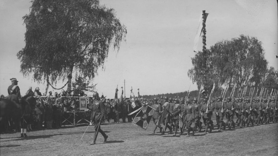 Rok 1929. Defilada 55 Pułku Piechoty. Na trybunie prezydent RP Ignacy Mościcki. Za dziesięć lat żołnierze tego pułku będą się dzielnie bić w wojnie obronnej. Fot. NAC