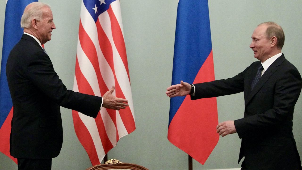 Prezydenci USA Joe Biden (L) i Rosji Władimir Putin (P) mogliby spotkać się w czerwcu (fot. arch.PAP/EPA/M.SHIPENKOV)